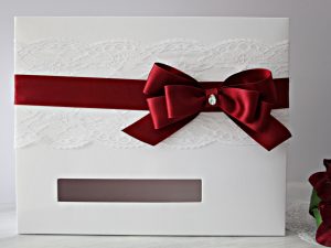 Кутия за пожелания Айвъри - Бордо Цена - 30.00 лв. Изработена от бял перлен картон, декорирана с дантела и сатенена панделка. Размер - 35x28x14 см.
