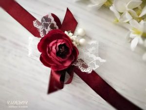 Гривна за шаферки – Божур бордо Гривна за ръка, за кумата, за шаферките